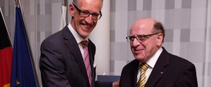 Der deutsche Botschafter und Jack Martin Händler mit dem Bundesverdienstkreuz