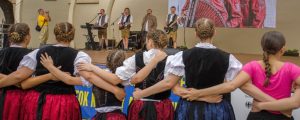 Die Haraster Jugend-Tanzgruppe beim Kultur- und Begegnungsfest der Karpatendeutschen nach Kesmark/Kezmarok