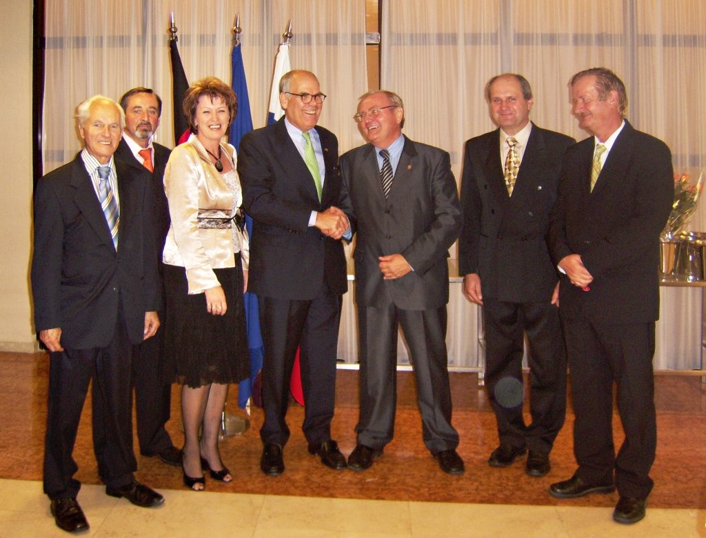 Otto Sobek, Johann König, Erika König der deutsche Botschafter Jochen Trebesch, Ondrej Pöss, Peter Sorger und Anton Oswald im Jahr 2005