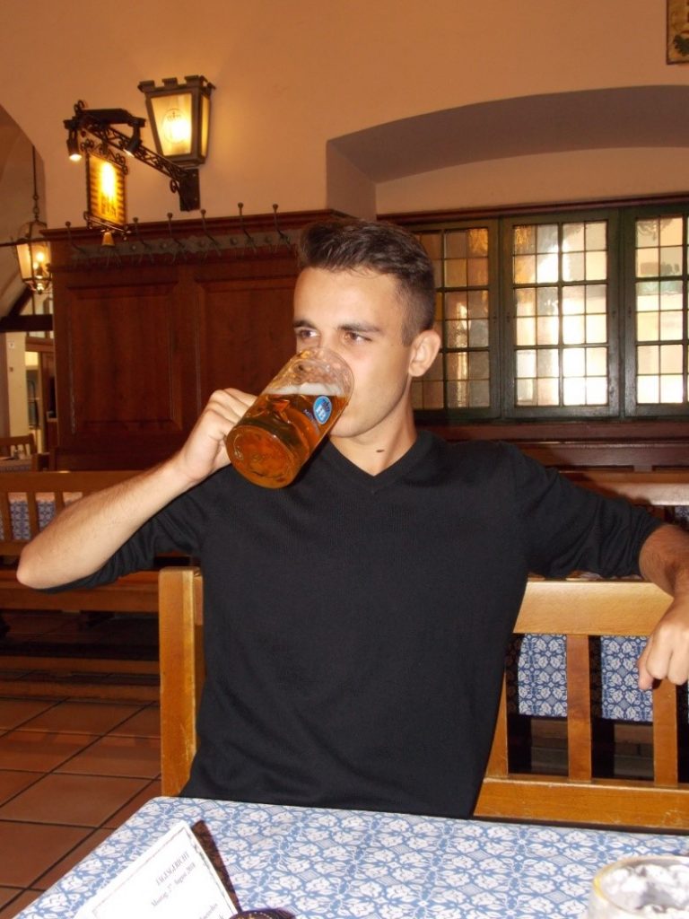 Daniel würde gerne mal wieder eine Mass bayerisches Bier trinken. 