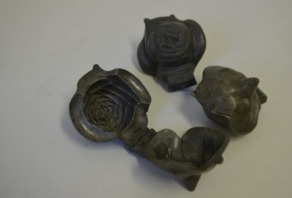 Mit diesen Formen kann man beispielsweise süße Leckereien in Rosen-Form backen.