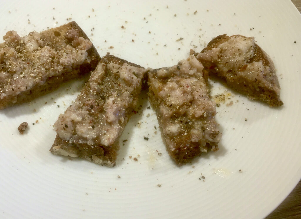 7. Bestrichene Brotscheiben salzen und pfeffern, in kleine Stücke schneiden und als „fein-markiger“ Gruß aus der Gulaschsuppe servieren.