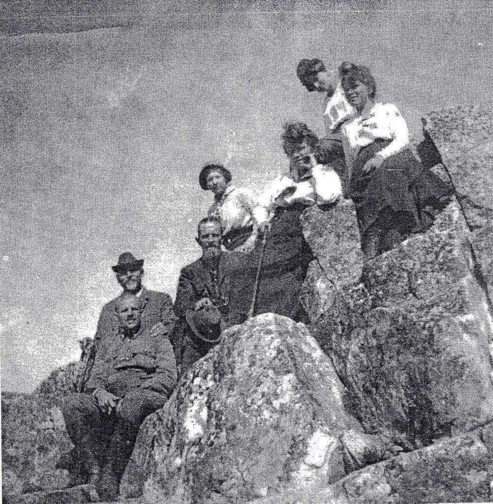 Agnes Scholtz (Mitte links) am 19. September 1918 mit Verwandten auf dem Gipfel der Meeraugspitze/Rysy