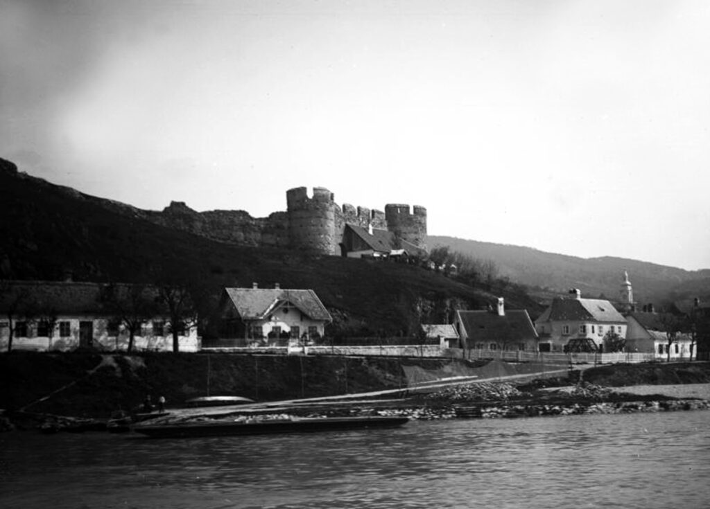 Blick auf das Ufer mit dem Osttor der Burg Devín in der Mitte des 20. Jahrhunderts...