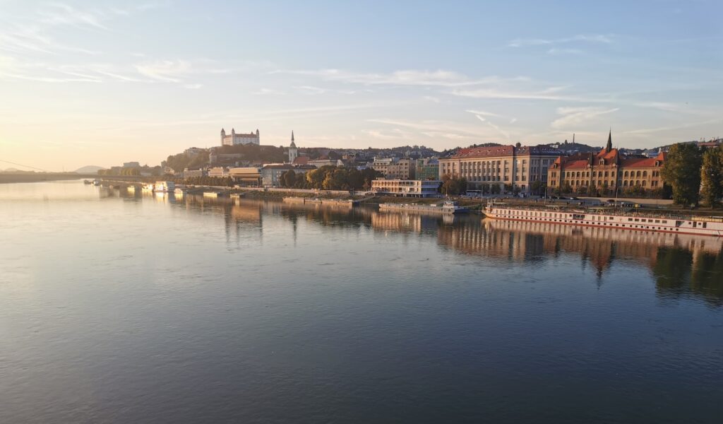 Blick aufs Donauufer in Bratislava