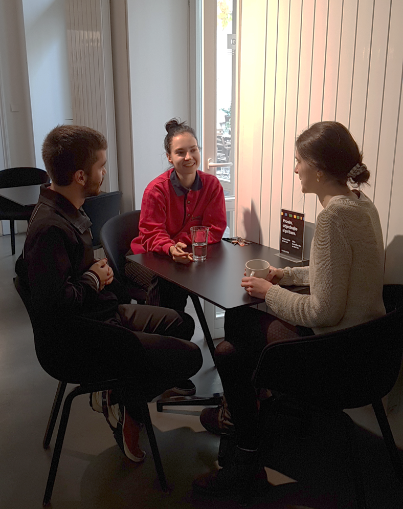 Alan im Gespräch mit Amelie (rechts) und Paulina, einer weiteren Praktikantin beim Goethe-Institut Bratislava.