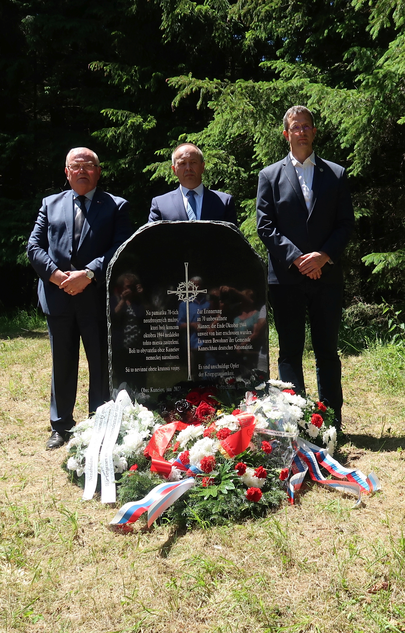 Der KDV-Vorsitzende Ondrej Pöss, der Regierungsbevollmächtigte László Bukovszky und Jerguš Sivoš vom Institut für Nationales Gedenken
