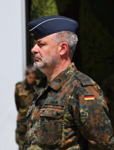Oberst Dirk Kraus übernahm nun das Kommando.