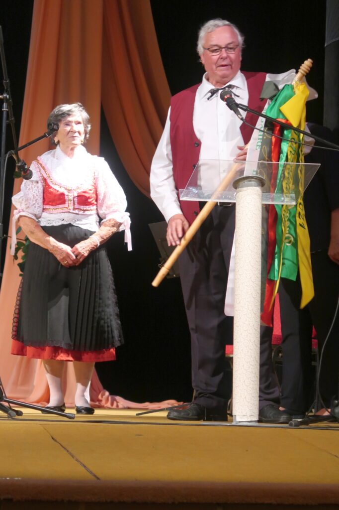 Symbolische Übergabe des Wanderstabes: Nächstes Jahr findet das Hauerlandfest in Gaidel statt.