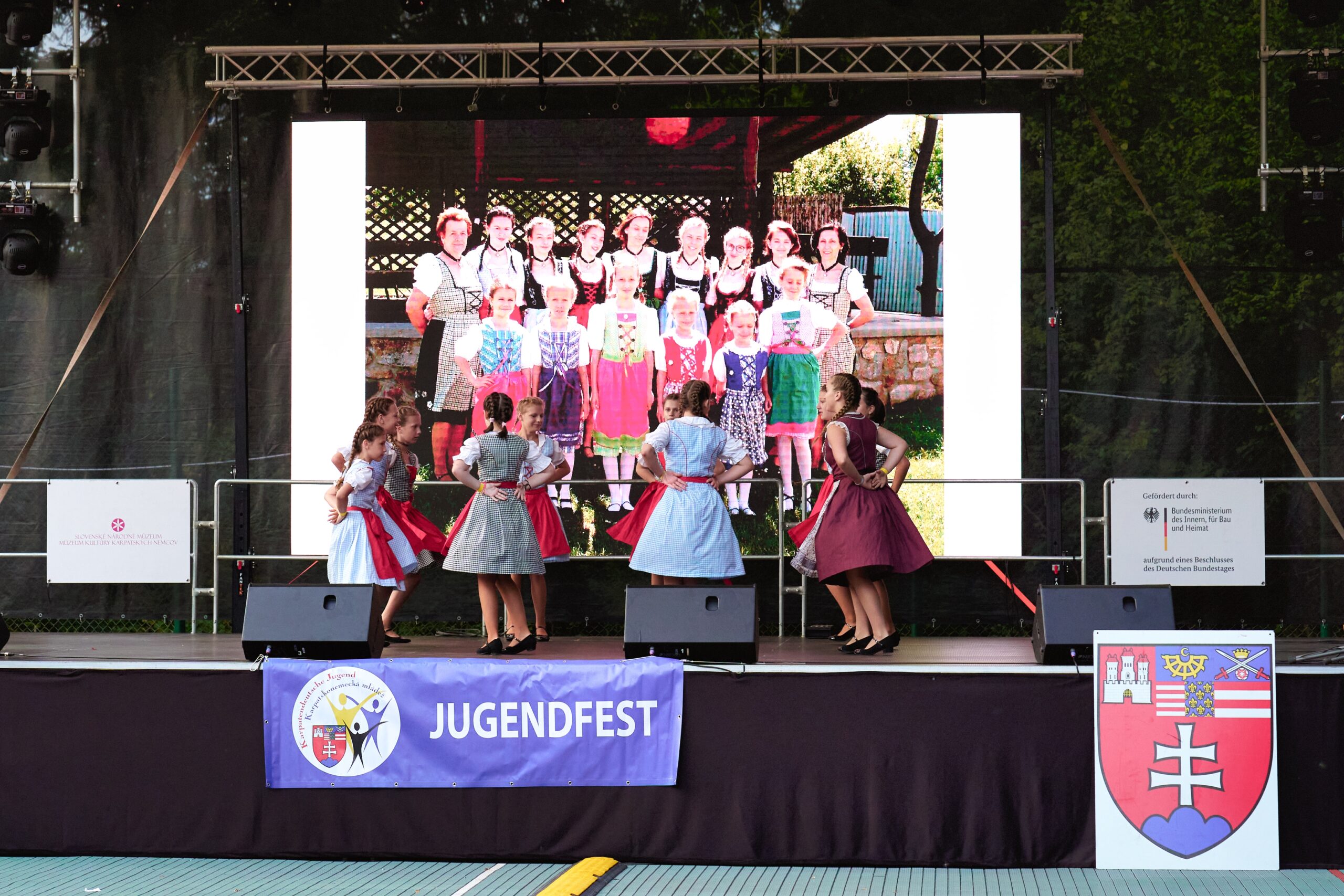 Die Hummeltanzgruppe aus Metzenseifen, eine der jüngsten Tanzgruppen des Karpatendeutschen Vereins.