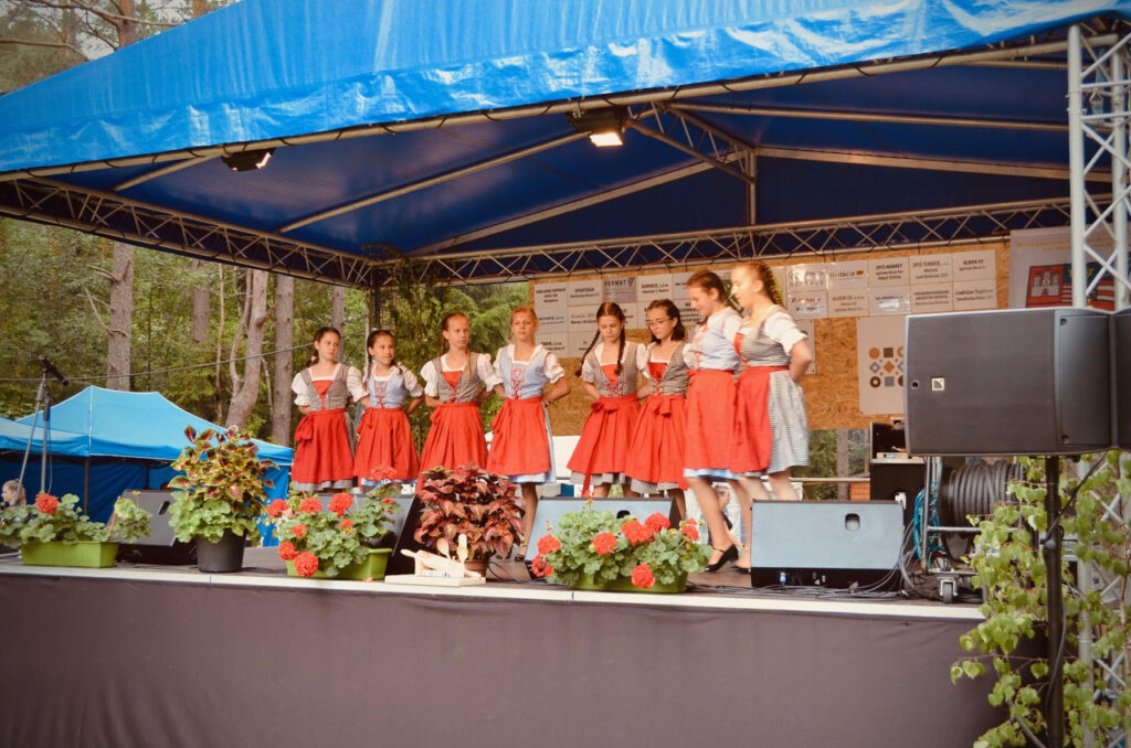 Eine der jüngsten Tanzgruppen des Karpatendeutschen Vereins: die Hummeltanzgruppe aus Ober-Metzenseifen