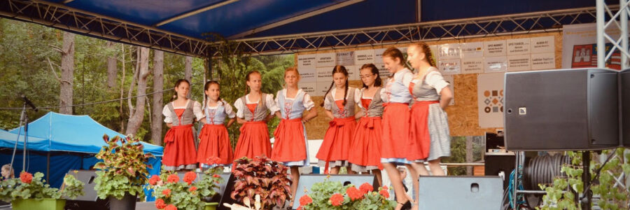 Eine der jüngsten Tanzgruppen des Karpatendeutschen Vereins: die Hummeltanzgruppe aus Ober-Metzenseifen