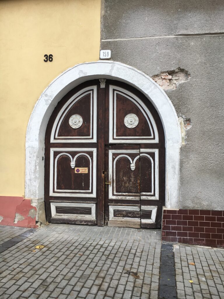 Bild: Die Tür eines Weinhauses in Prostredná-Straße 36. Es handelt sich um eine Straße, wo sich die sogenannten "deutschen Häuser" befinden.