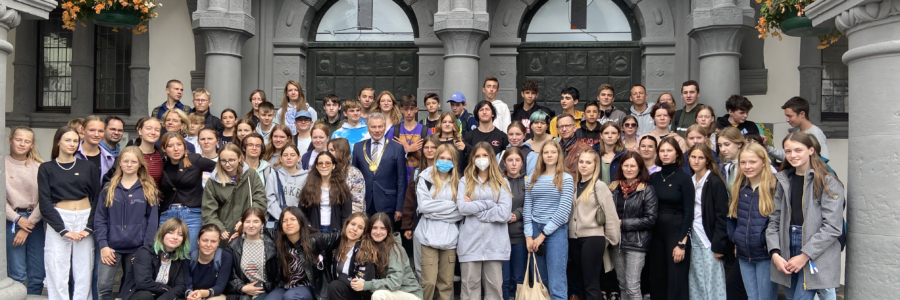 Vor dem Rathaus in Paderborn mit Schülern aus Litauen, Polen und Frankreich und dem Oberbürgermeister