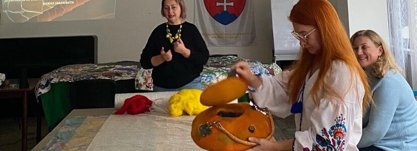 Die Kunsthandwerkerin Svitlana Lomonosova erzählt über die Geschichte des Filzens