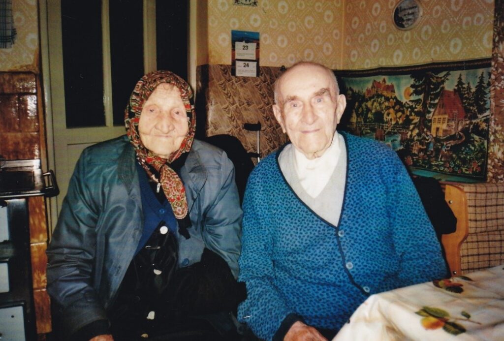 Frau Murzko (101) zu Besuch bei Herrn Krauß (100), der uns freundlich und glücklich zulächelt: Beide gestalteten ihr Leben sinnerfüllt. © Ferdinand Klein