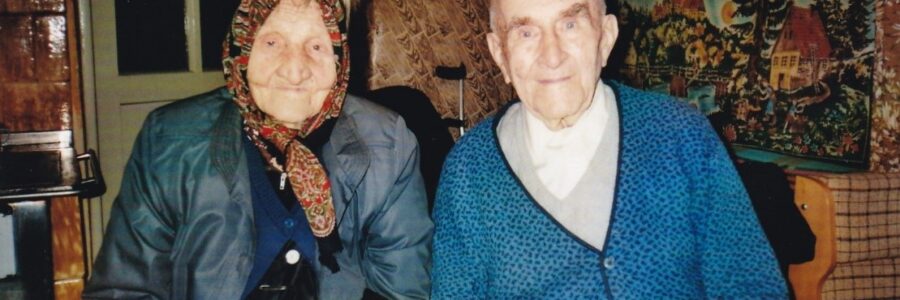 Frau Murzko (101) zu Besuch bei Herrn Krauß (100), der uns freundlich und glücklich zulächelt: Beide gestalteten ihr Leben sinnerfüllt. © Ferdinand Klein