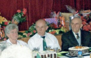 Herr Krauß mit seinen beiden Kindern an seinem 100. Geburtstag.