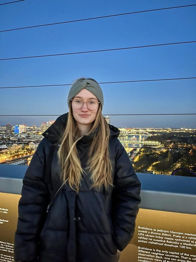 Luna auf der Aussichtsplattform der Brücke des Slowakischen Nationalaufstandes.
