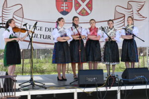 Ein Höhepunkt der Veranstaltung war der Auftritt der Lustigen Jugend, die auf Hopgärtnerisch Lieder zum Besten gaben.