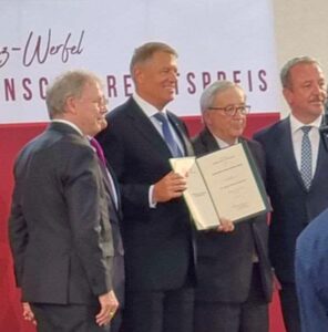 Dr. Bernd Heidenreich, Staatspräsident und Preisträger Klaus Johannis, Jan-Claude Juncker und Dr. Bernd Fabritius