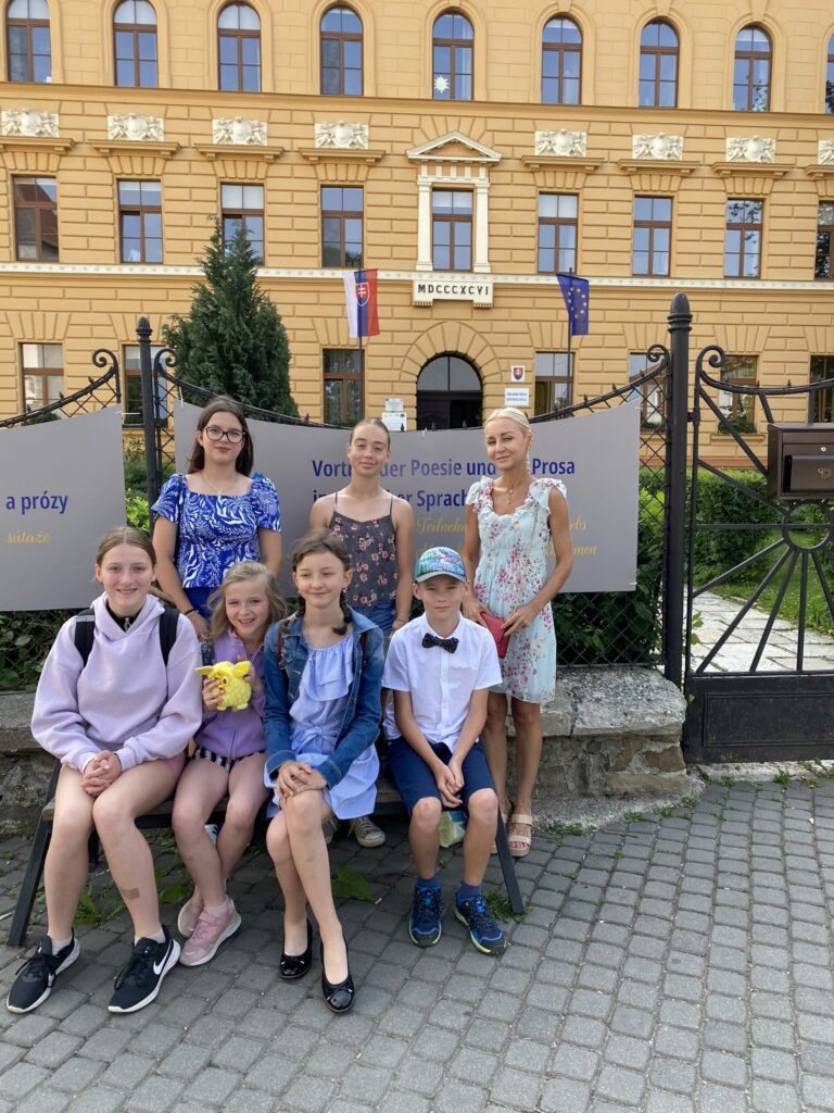 Die Schüler aus Proben mit ihrer Lehrerin Ivona Haneschová vor der Grundschule in Kesmark