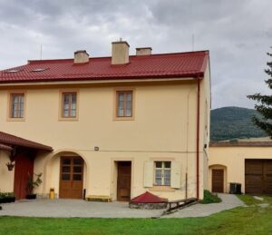 Das Haus der Begegnung in Einsiedel mit seinem neuen Dach
