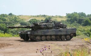 Die slowakischen Truppen werden am Leopard-Panzer ausgebildet.