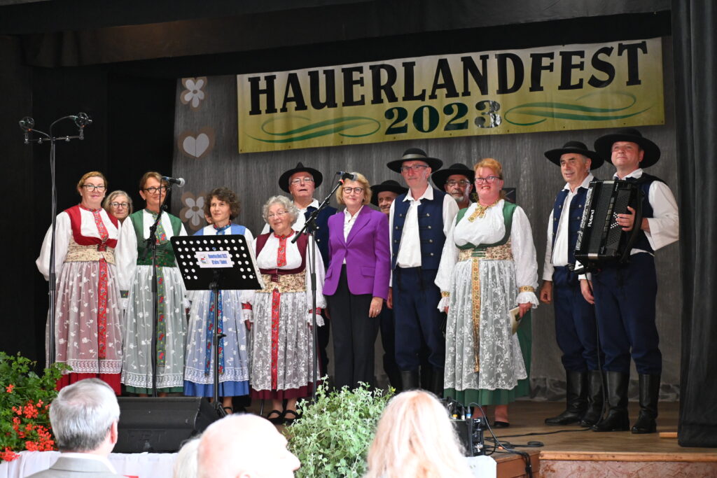 Die Vorsitzende der Karpatendeutschen Landsmannschaft in Deutschland, Brunhilde Reitmeier-Zwick, mit der Singgruppe aus Gaidel