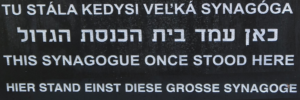 Gedenktafel am Denkmal für die Kesmarker Juden nun auch in Deutsch
