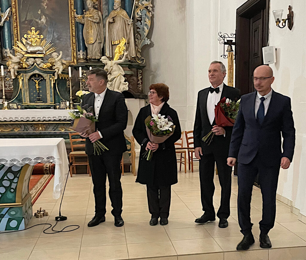 Pianist D. Buranovský, Chorleiterin D. Ivanová, M. Babjak und Bürgermeister R. Nálepka