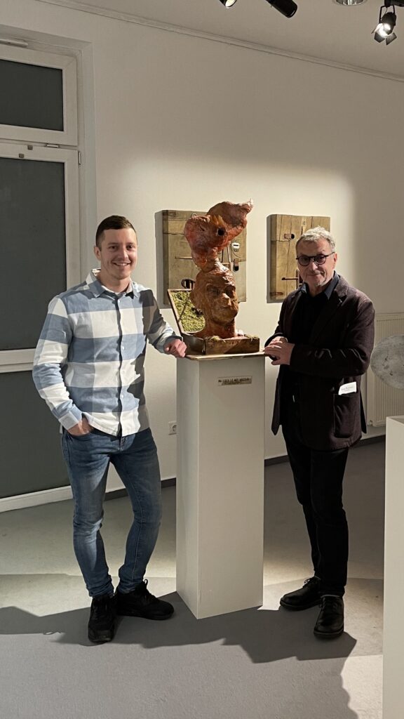 Kristián Göbl In einer Ausstellung mit dem karpatendeutschen Künstler Helmut Bistika
