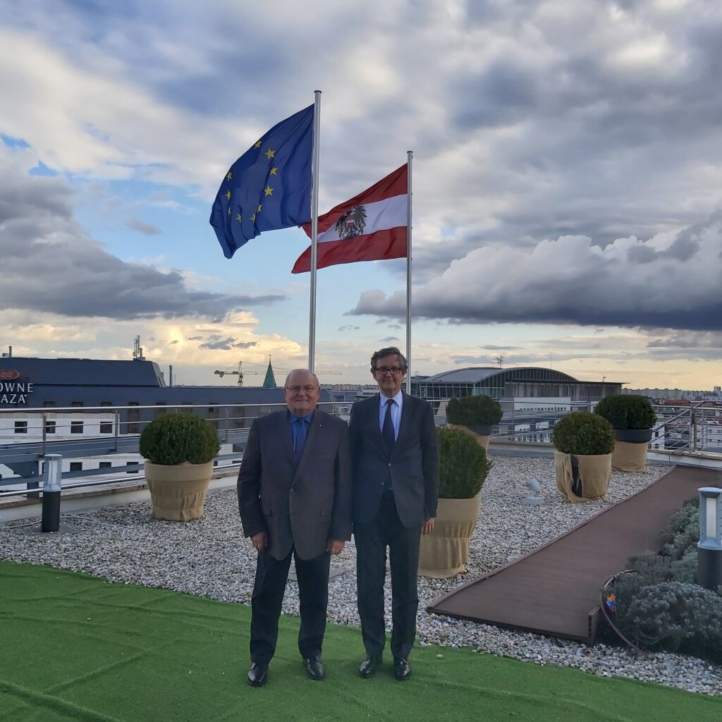 Botschafter Wimmer und der KDV-Vorsitzende Dr. Ondrej Pöss auf der Dachterrasse der Botschaft