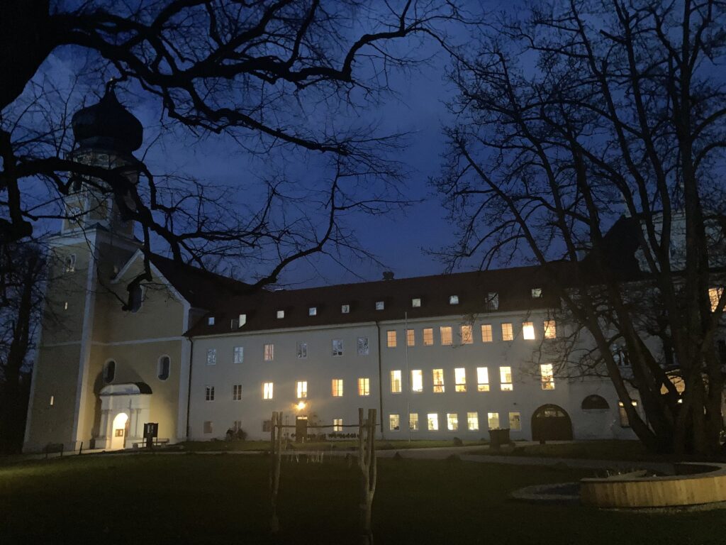 Das Kloster und das Bildungszentrum bei Nacht