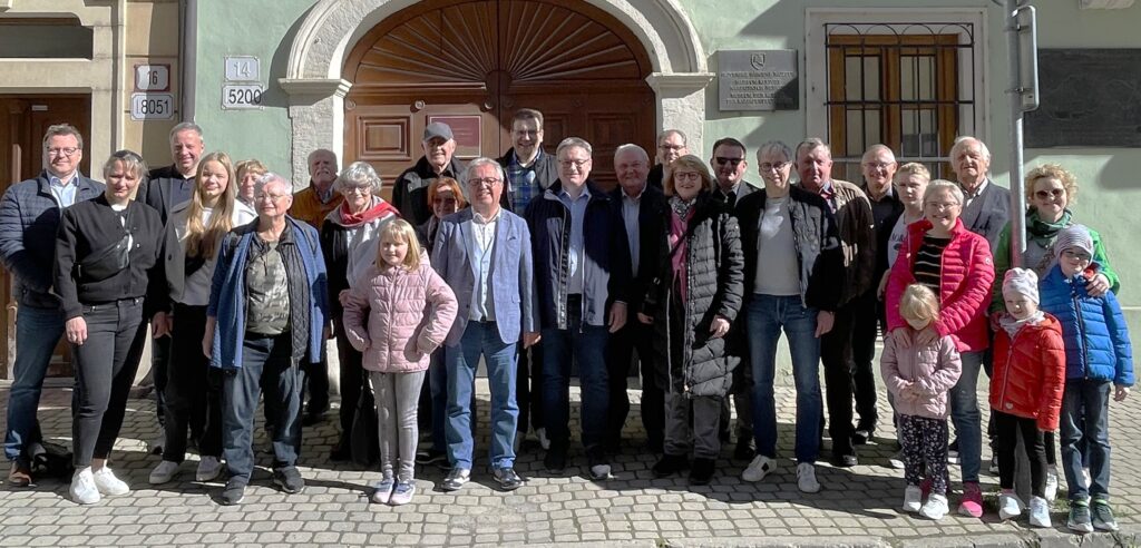 Gruppenbild vor dem SNM-Museum der Kultur der Karpatendeutschen in Preßburg
