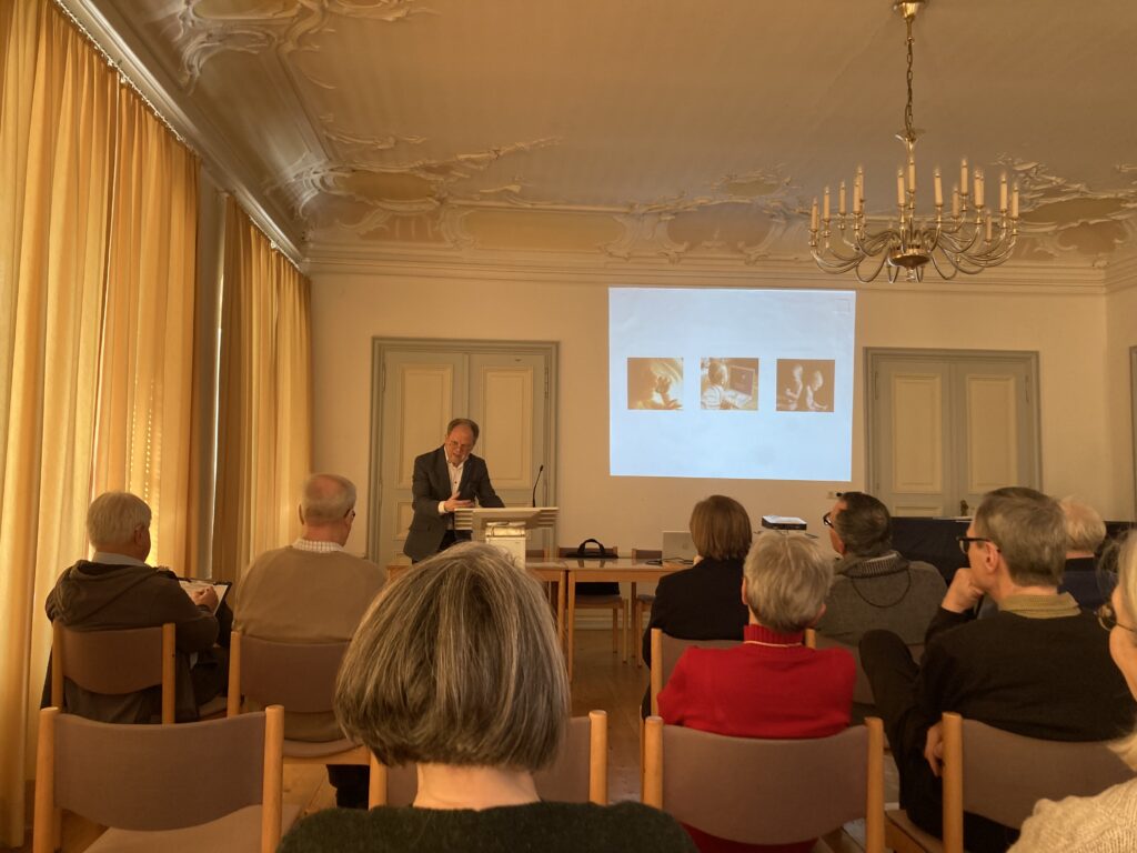 Prof. Dr. Jörg Meier referiert über die Karpatenpost und deren Lernpotential.