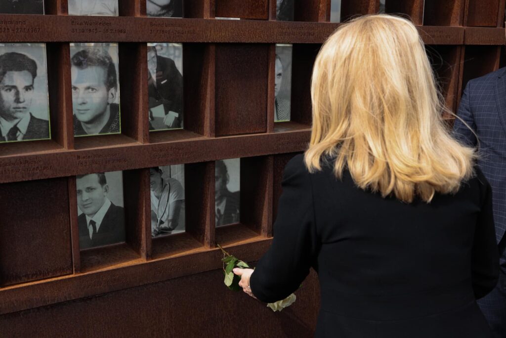 In Berlin besuchte Zuzana Čaputová auch ein Denkmal bei der Berliner Mauer, das an die Opfer der Totalität erinnert…
