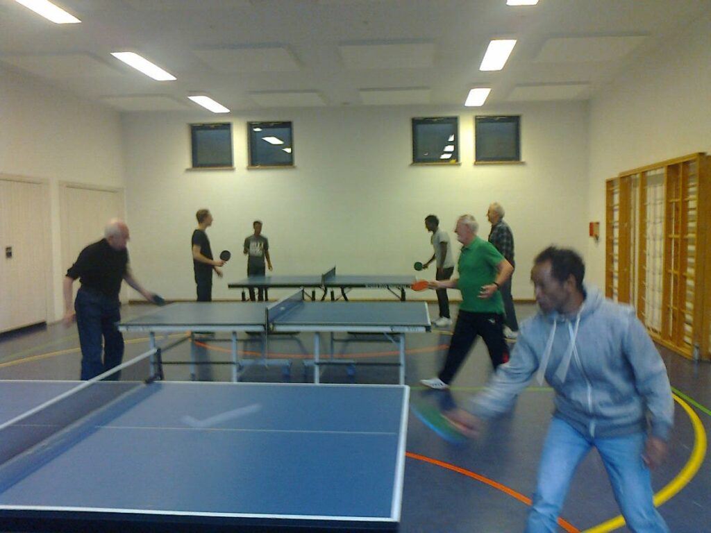 Beim Tischtennisspiel mit Flüchtlingen