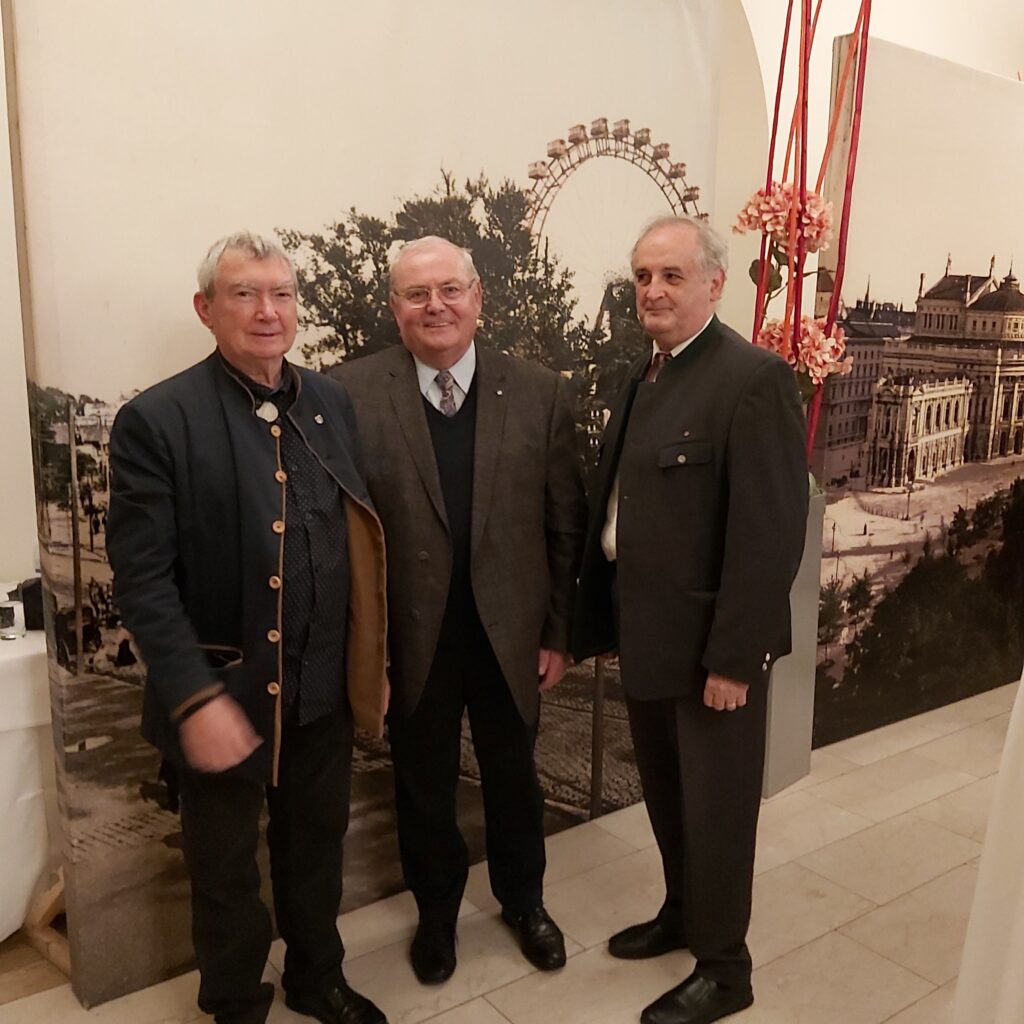 Zusammen mit langjährigen Freunden Johann Schuth (links), Chefredakteur der Neuen Zeitung (Ungarn), und Erwin Josef Tigla (rechts), Kulturmanager und Herausgeber (Rumänien)