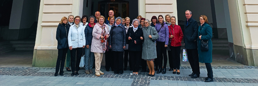 Mitglieder des KDV vor dem J.G. Tajovský-Theater in Altsohl.