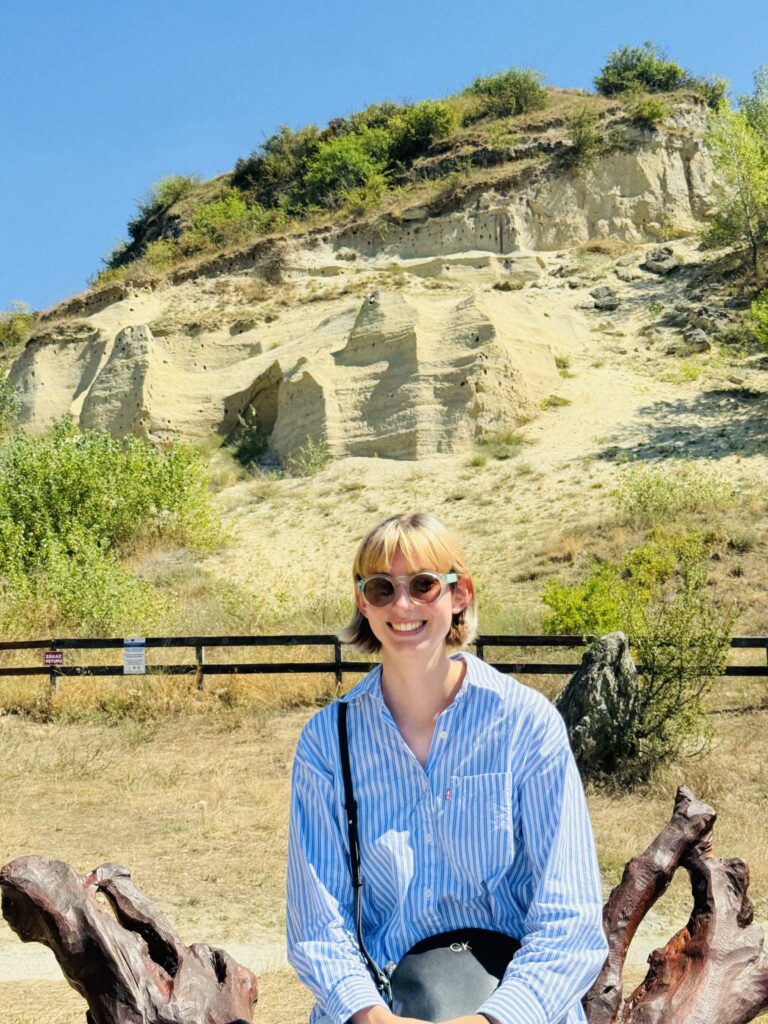 Camille vor dem Sandberg in Devín.