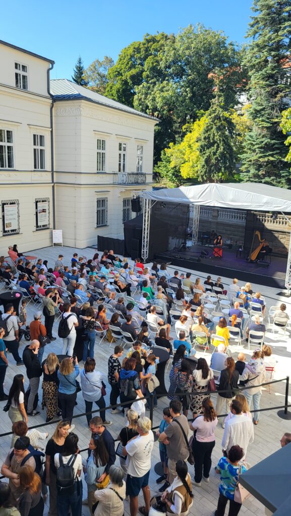 Viele Menschen vor dem Georgievits-Palast