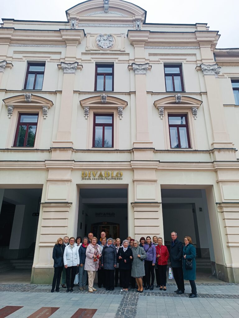 KDV-Mitglieder vor dem Theater in Altsohl/Zvolen