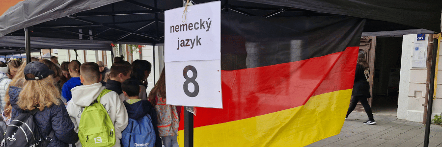 Kinder an einem Stand mit Flagge der Bundesrepublik Deutschland.