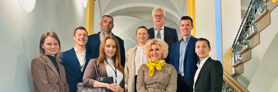 Menschen stehen für Foto auf Treppe