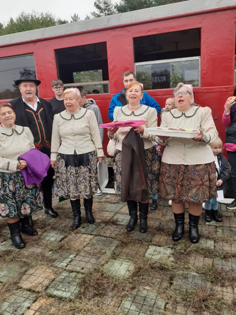 Frauen in Trachten vor Zug