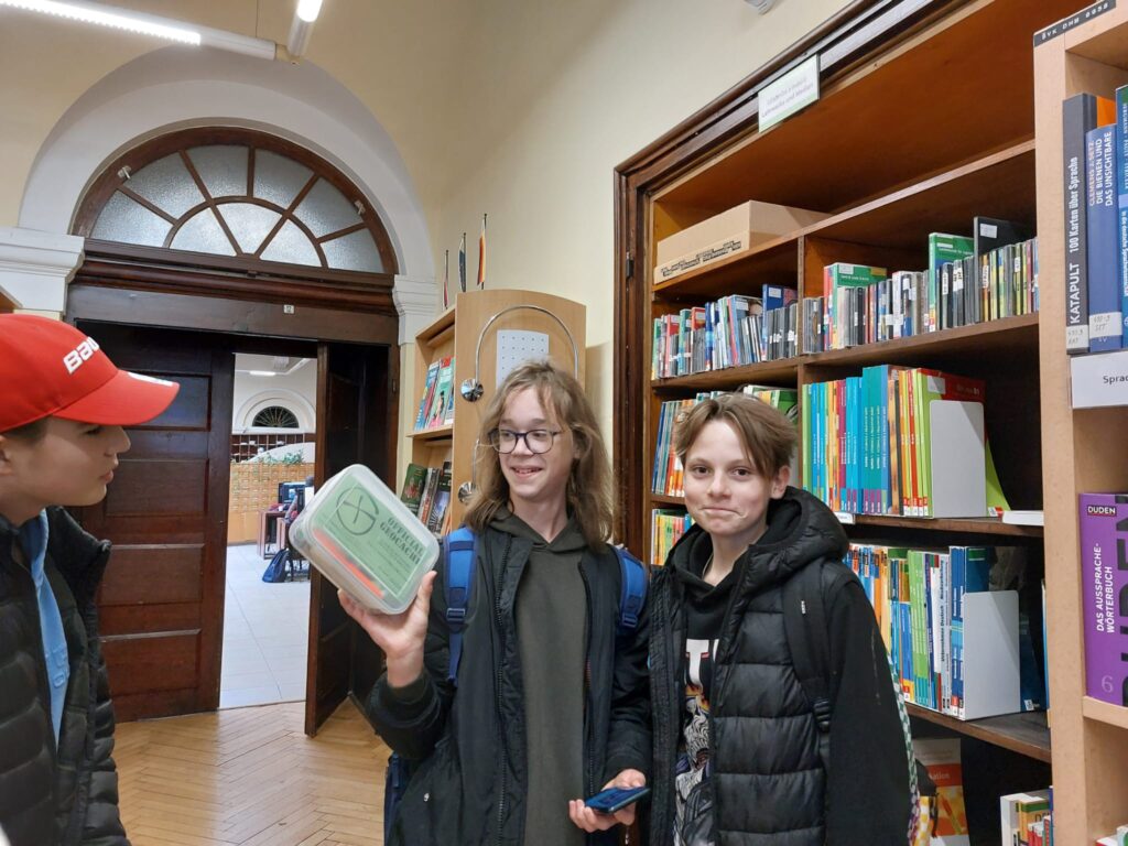 Schüler mit Cache in Bibliothek