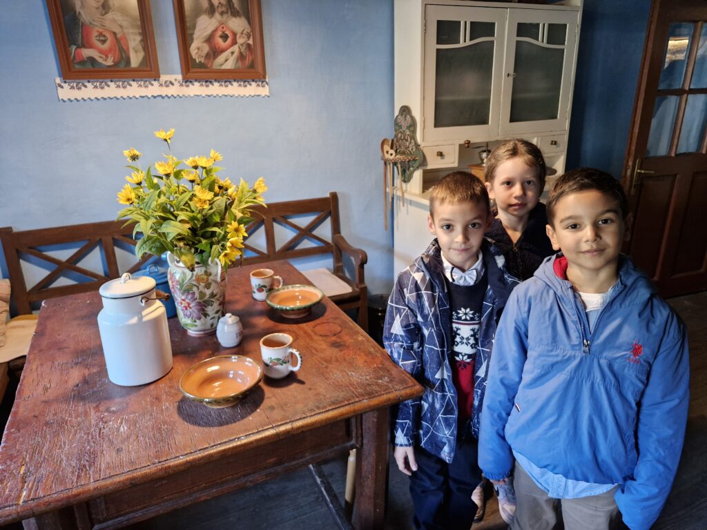 Schüler in einem volkstümlichen Haus