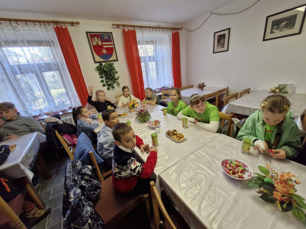 Schüler sitzen am Tisch