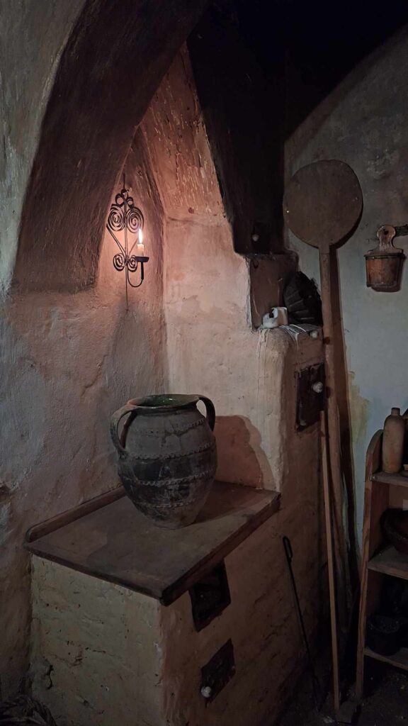 Eine Ecke im traditionellen Steinhaus Andrej Jedľovskýs.